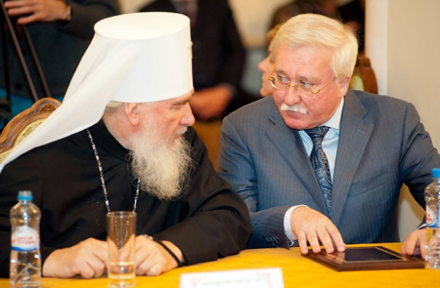 Митрополит Калужский и Боровский Климент беседует с Игорем Ашурбейли, заместителем председателя Императорского Православного Палестинского Общества. Фото: Алексей Песков Митрополит Калужский и Боровский Климент беседует с Игорем Ашурбейли, заместителем председателя Императорского Православного Палестинского Общества. Фото: Алексей Песков