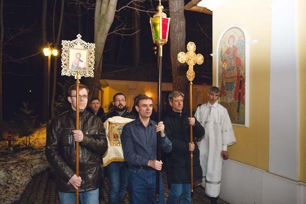 Пасхальный крестный ход вокруг храма во имя святой Елисаветы в Покровском-Стрешневе