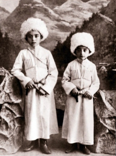Дети Иса бека Ашурбекова – братья Сулейман и Давуд (справа)