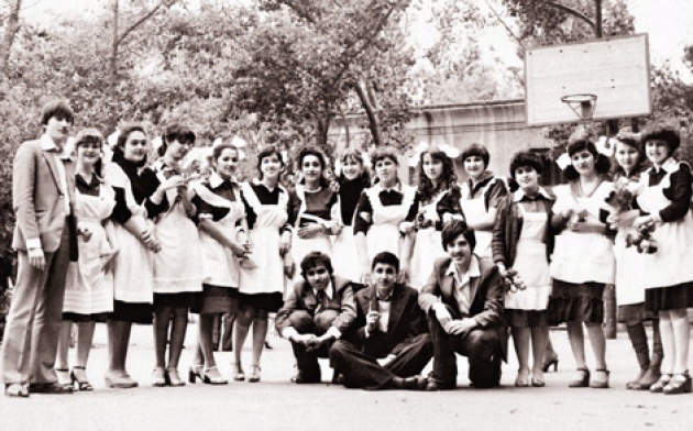 В 1980 году Игорь Ашурбейли (слева) закончил школу с золотой медалью. На Доску Почёта специальной школы №27 было занесено и его имя – единственное из выпуска 1980 года В 1980 году Игорь Ашурбейли (слева) закончил школу с золотой медалью. На Доску Почёта специальной школы №27 было занесено и его имя – единственное из выпуска 1980 года