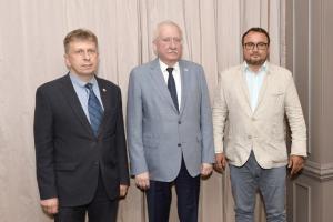 На фото слева направо: Андрей Завьялов, Председатель Президиума ЦС ПВР Игорь Ашурбейли и Алексей Юдин
