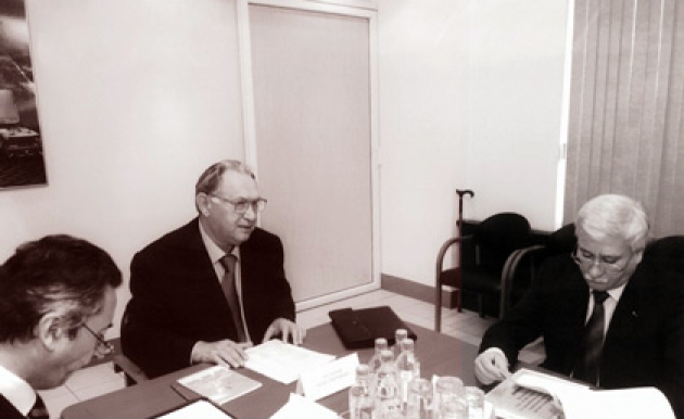 И. Р. Ашурбейли со своим давним старшим товарищем – главой Комитета Госдумы по промышленности Ю. Д. Маслюковым в зале заседаний НПО «Алмаз». 4 декабря 2008 года