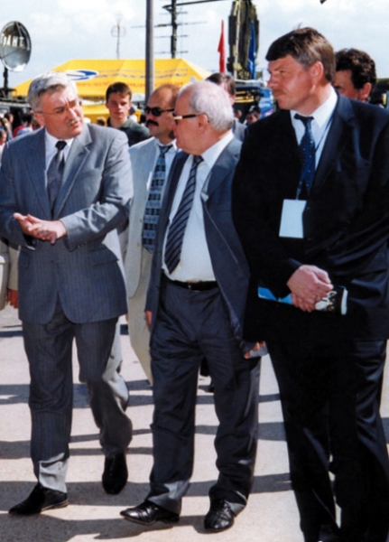 МАКС-2003. Заинтересованный разговор ведут генеральный директор НПО «Алмаз» Игорь Ашурбейли и главнокомандующий ВВС России генерал-полковник Владимир Михайлов МАКС-2003. Заинтересованный разговор ведут генеральный директор НПО «Алмаз» Игорь Ашурбейли и главнокомандующий ВВС России генерал-полковник Владимир Михайлов