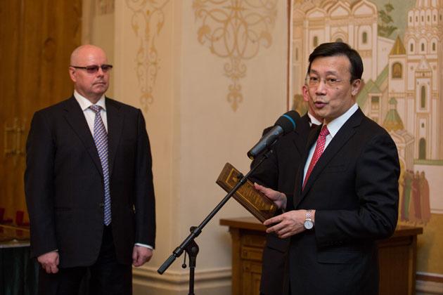 Церемония награждения премией «Человек года». Представитель КНР получает премию за Си Цзиньпина