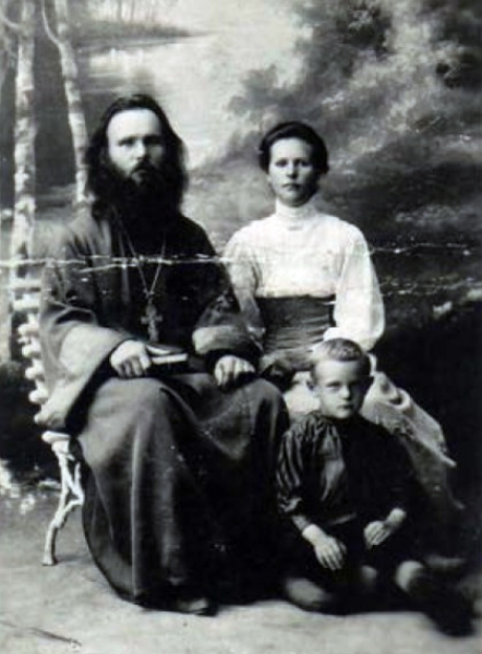 Священник И. Г. Сноведский с женой и сыном