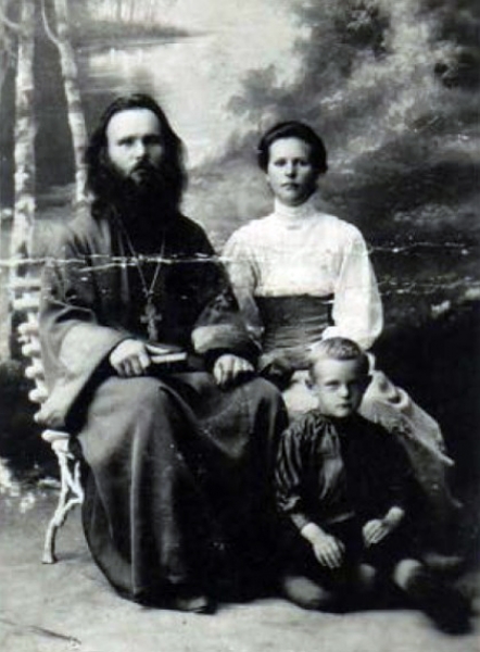 Священник И. Г. Сноведский с женой и сыном Священник И. Г. Сноведский с женой и сыном
