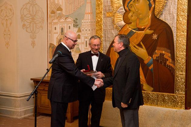 Церемония награждения премией «Человек года». Премию получает журналист Андрей Угланов