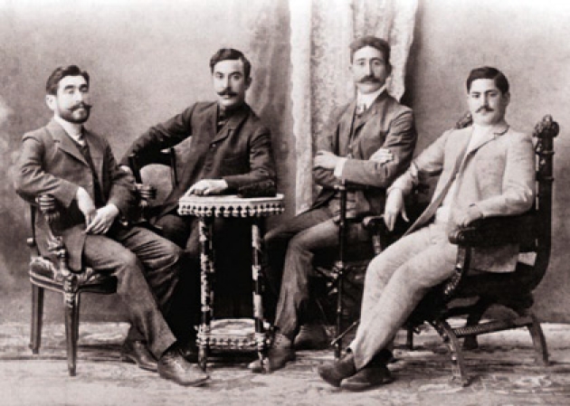 Иса бек (слева) с друзьями. 1910-е годы