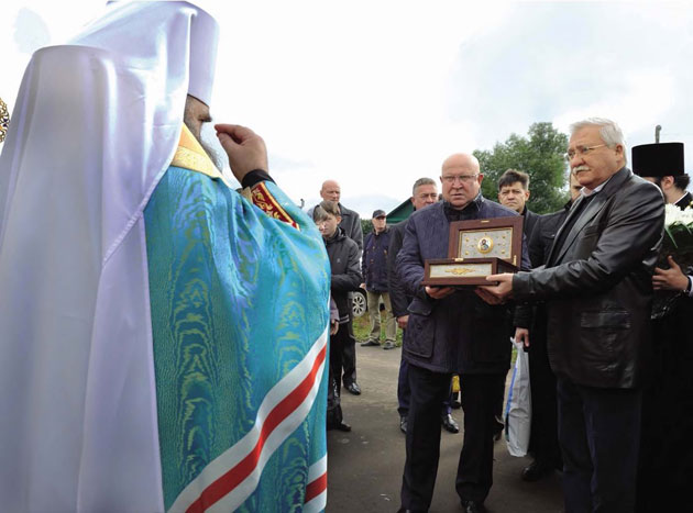 Губернатор Нижегородской области В. П. Шанцев и ктитор храма И. Р. Ашурбейли передают митрополиту Ггоргию ковчег с частицей мощей святого Иоанна Предтечи. 17 сентября 2016 г.