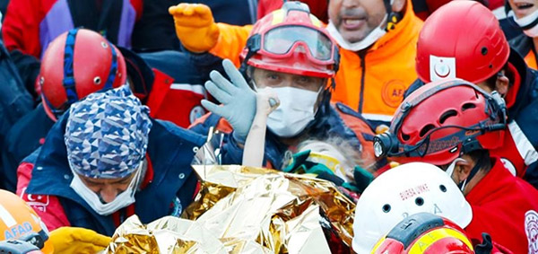 Угур Айдын, член Парламента Асгардии из Турции, участвует в спасательных работах после землетрясения: на фото он спасает ре-бенка из-под обломков рухнувшего здания