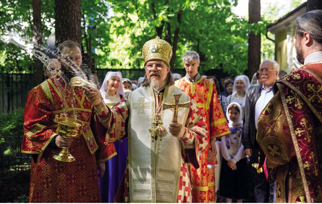 Крестный ход вокруг храма св. прмц. Елисаветы. Службу совершает владыка Марк, митрополит Рязанский и Михайловский. 13 мая 2018г.