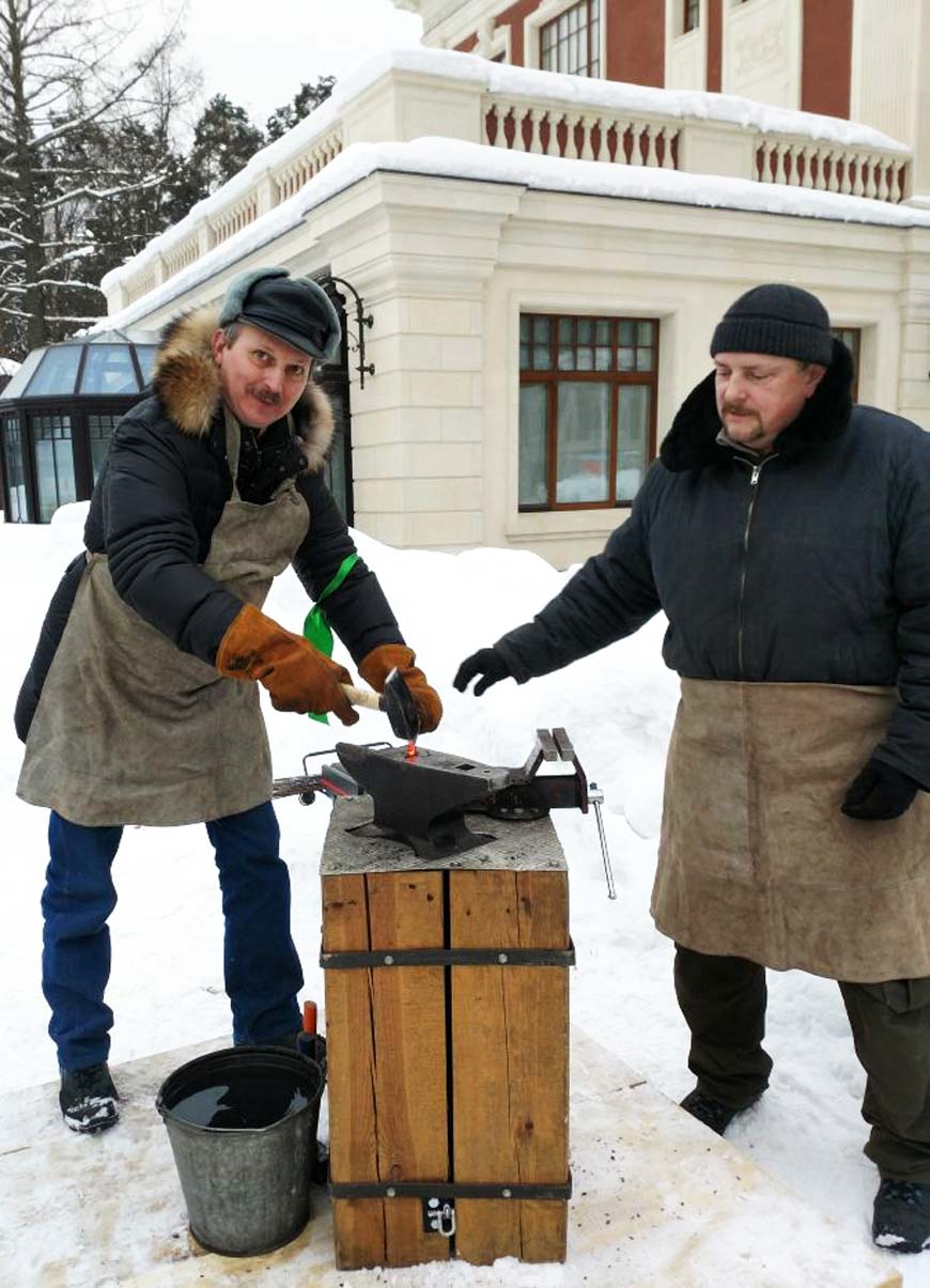 Гендиректор МПЗ Сергей Мелешкин пробует себя в кузнечном ремесле. Автор фото - И. Р. Ашурбейли