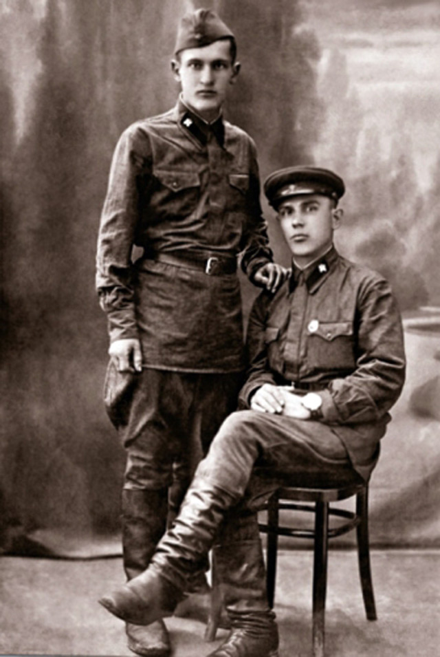 Артавазд Каприелов (слева), боец Красной Армии, погиб в 1941 году
