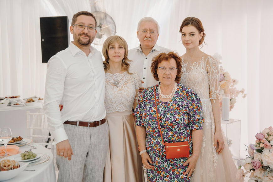 Елизавета Ашурбейли с семьей, июль 2019. Фото Александра Омельянчука 