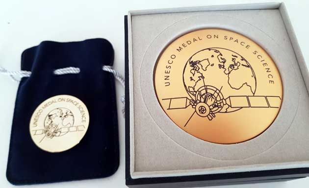 Медаль за космическую науку как символ признания выдающегося вклада в космические исследования вручалась ЮНЕСКО впервые