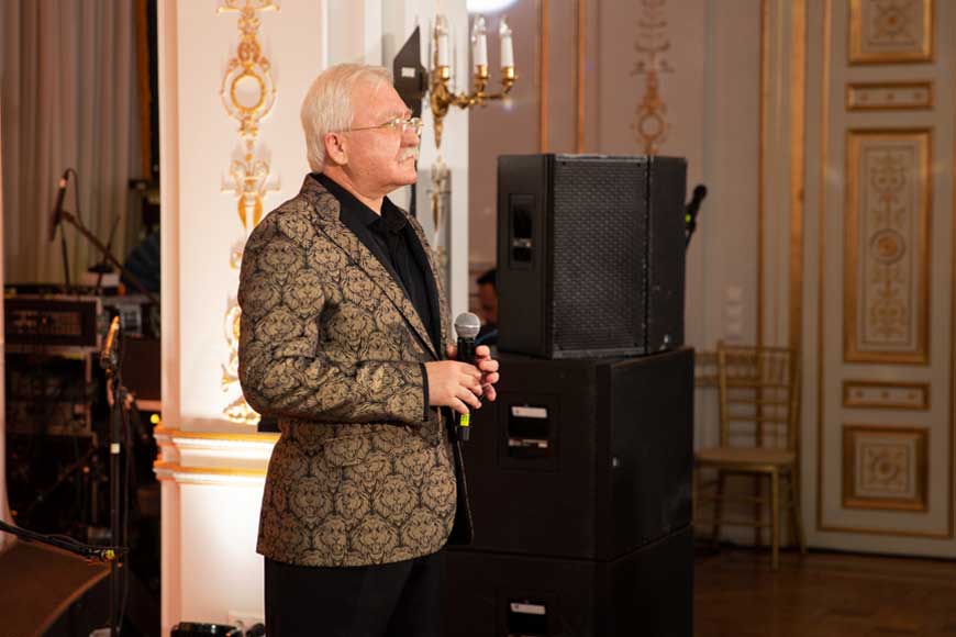 Открывая вечер, Игорь Ашурбейли поблагодарил гостей за подарки и сюрпризы и предложил наслаждаться общением и хорошей музыкой. 