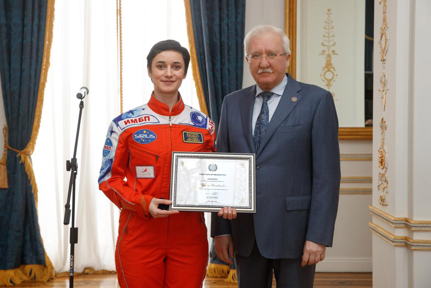 За научно-исследовательскую работу в составе экипажа эксперимента SIRIUS-21 Виктория награждена Почётной грамотой Главы Космической Нации