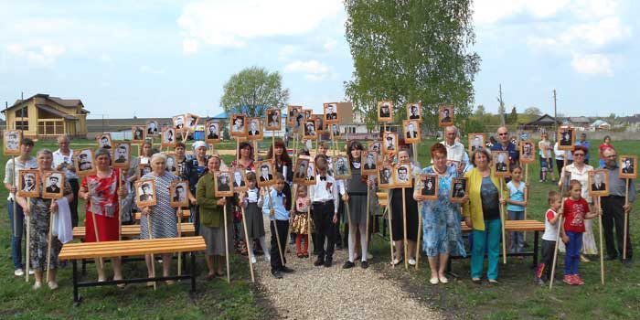 В Бессмертном полку пронесли портрет Федора Григорьевича Резанова (на фотографии в первом ряду справа), двоюродного деда ктитора хиринского храма Игоря Ашурбейли