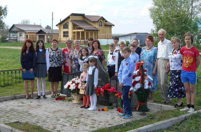 Жители села Хирино возложили цветы к обелиску воинам-участникам Великой Отечественной войны