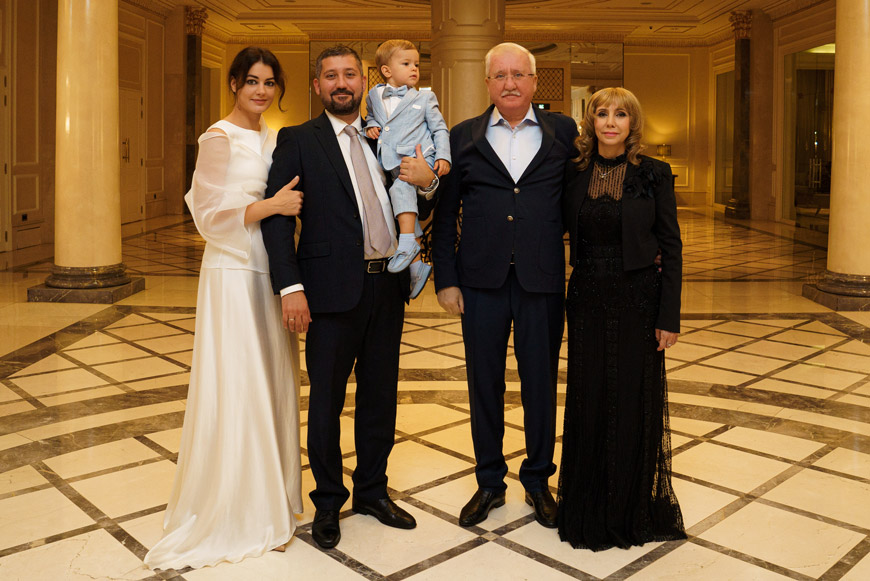 Семья в трёх поколениях. Слева направо: Анастасия, Руслан, Дмитрий, Игорь и Виктория Ашурбейли. Октябрь 2023 года