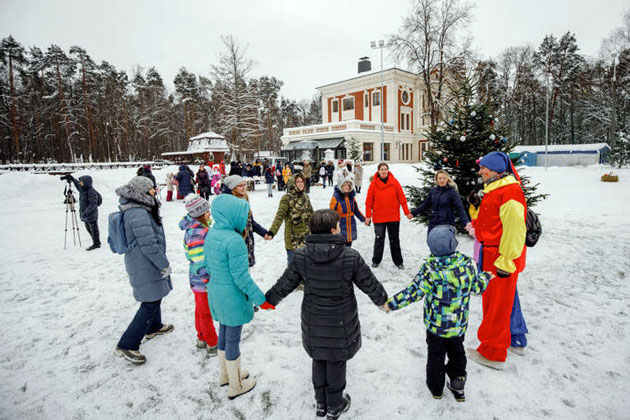 Традиционные зимние забавы — например, хороводы — пришлись по душе и детям, и взрослым