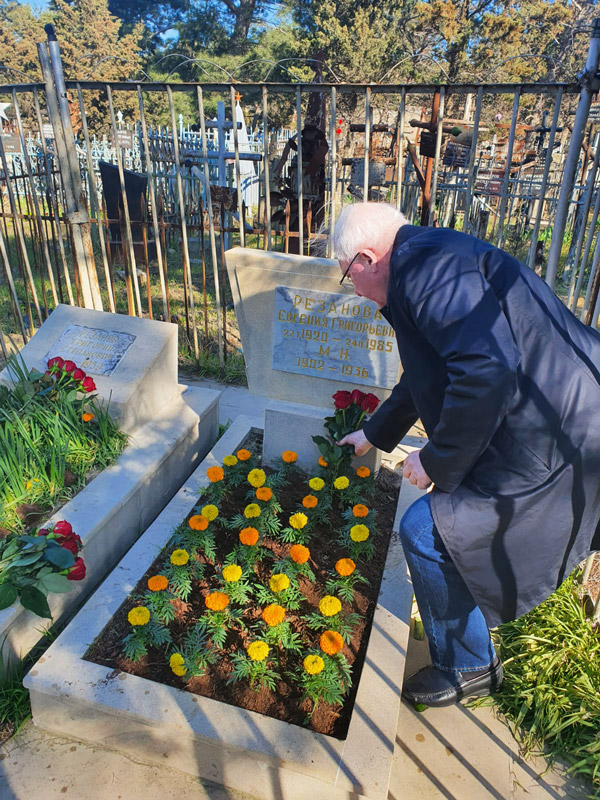 У могил Резановых в Баку, март 2022 года