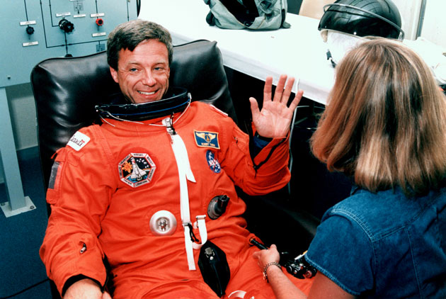 Специалист по полезной нагрузке Роберт Брент Тирск, астронавт CSA, одевается перед миссией STS-78 в июне 1996 года. Фото: wikipedia, NASA