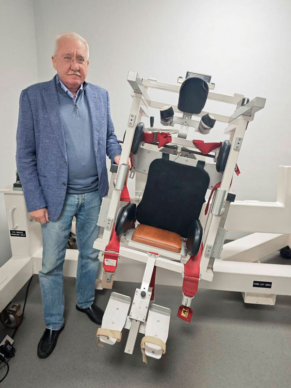 Игорь Ашурбейли у системы визуальных и вестибулярных исследований (VVIS)