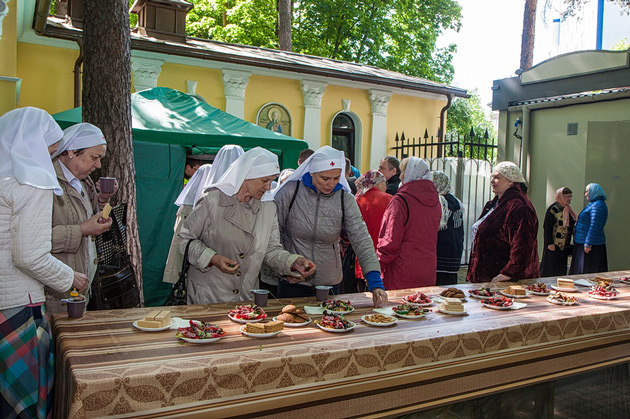 После Божественной литургии прихожане угощались чаем и поздравляли друг друга с праздником