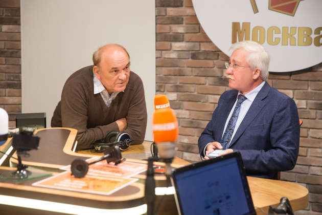 Виктор Баранец и Игорь Ашурбейли во время прямого эфира передачи радио КП "Военное ревю"