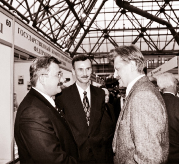 В выставочном павильоне И. Р. Ашурбейли с вице-президентом Российской торгово-промышленной палаты А. Г. Чесноковым (справа)