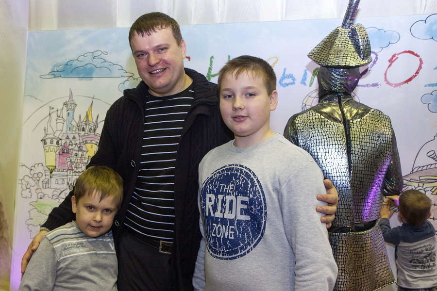 Денис Шмелёв с сыновьями