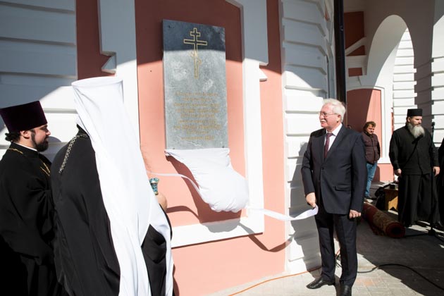 Игорь Ашурбейли открывает мемориальную доску, установленную на стене храма