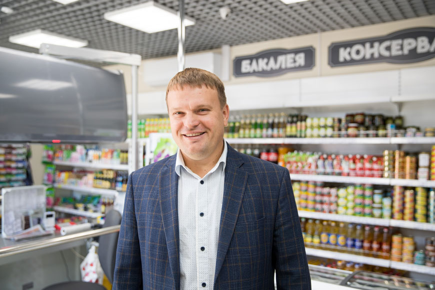 Генеральный директор компании «СОЦИУМ-ПОСЕЛЕНИЯ» Денис Шмелёв в магазине «Хиринские продукты»