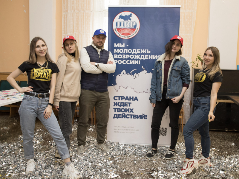 Команда молодёжи «Партии Возрождения России» вместе с волонтёрами и аниматорами организовали праздник для детей из Донбасса. Апрель 2022 года