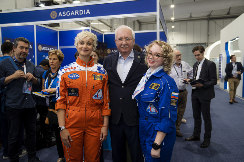 Участница эксперимента SIRIUS-21 Виктория Кириченко, Глава Космической Нации Асгардия Игорь Ашурбейли и участница эксперимента SIRIUS-23 Ксения Орлова на 74-м Международном конгрессе астронавтики в Баку. Октябрь 2023 года