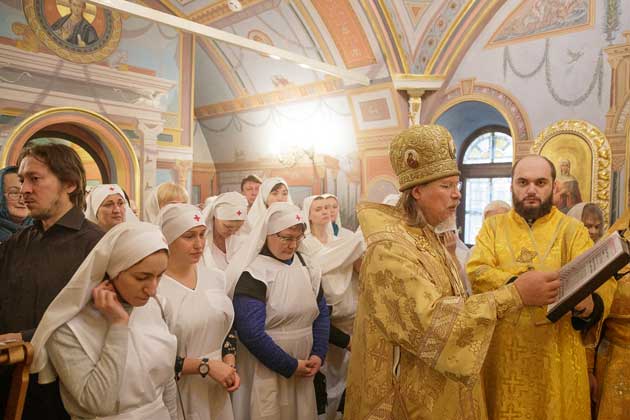 Божественную литургию традиционно возглавил настоятель храма митрополит Рязанский и Михайловский Марк.