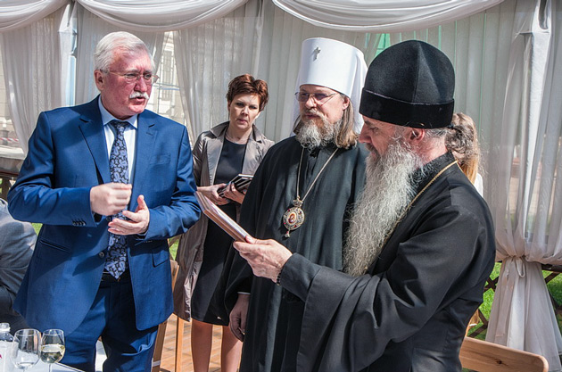 Игорь Ашурбейли и владыка Марк вручили грамоту паломника владыке Мефодию, участвовавшему в поездке в 2015 году  