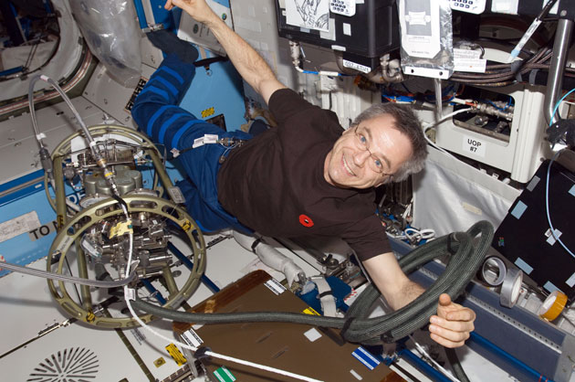 Астронавт Канадского космического агентства Роберт Тирск, бортинженер Expedition 21, использует систему обслуживания жидкостей (FSS) для заправки контуров внутренней системы терморегуляции (ITCS) свежим теплоносителем в лаборатории Международной космической станции. Фото: wikipedia, NASA