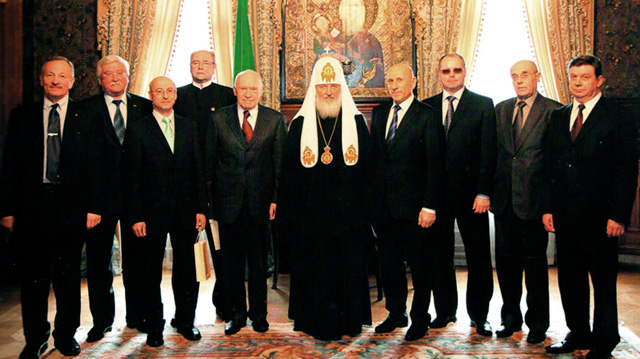 Вручение Национальной премии «Человек года – 2010» Святейшему Патриарху Кириллу. Слева направо: С. Ю. Рыбас, И. Р. Ашурбейли, А. Л. Рыбас, В. В. Бортко, Л. А. Бокерия, Патриарх Кирилл, Г. И. Козовой, А. И. Агеев, В. В. Фёдоров, В. Г. Лунёв. Резиденция Патриарха, 27 февраля 2010 года