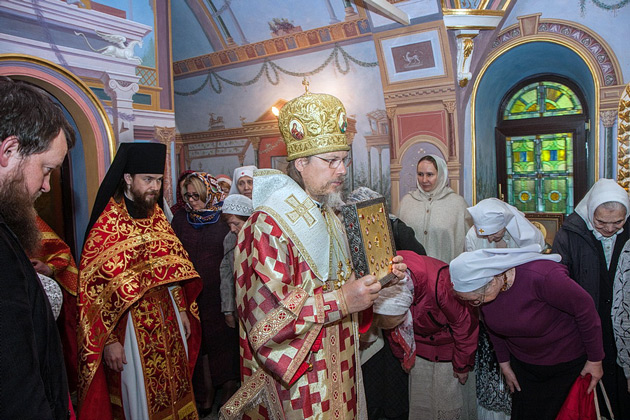 Митрополит Рязанский и Михайловский Марк принял драгоценные святыни из рук ктитора храма и отслужил торжественное богослужение