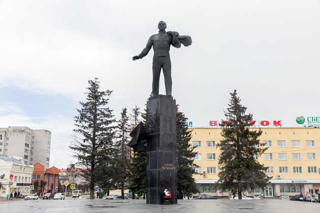 Памятник первому космонавту Юрию Гагарину установлен на его родине, в центре города, который теперь носит его имя 