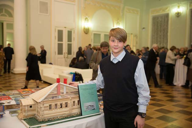Андрей Крылов из Сарова со своим макетом, принесшим ему награду