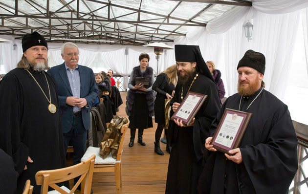 Члены оргкомитета паломничества Игорь Ашурбейли и владыка Марк провели памятное награждение паломников