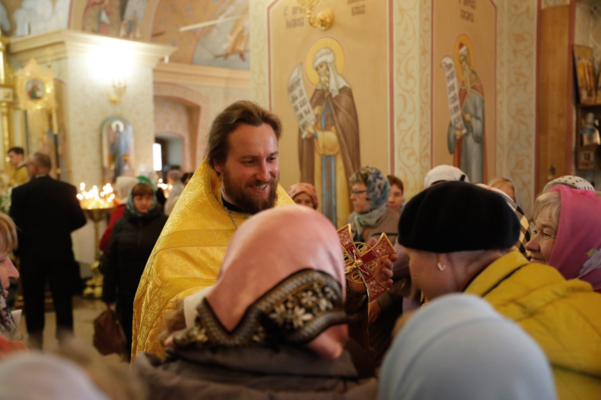 Настоятель Храма в честь Усекновения Честной главы Иоанна Предтечи о. Александр с прихожанами