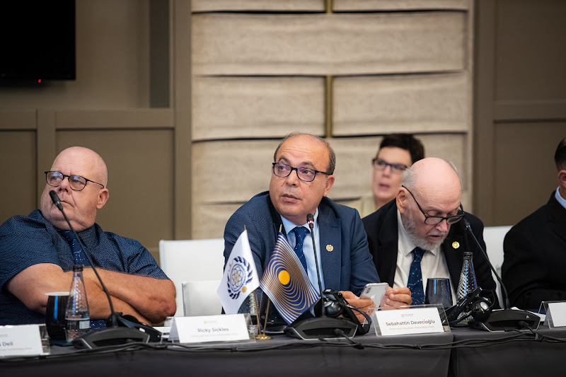 Председатель Комитета по безопасности Рики Сиклз, Председатель Комитета по делам молодежи и образования Себахаттин Девечиоглу, Председатель Комитета юстиции и заместитель Председателя Парламента Питер Мон