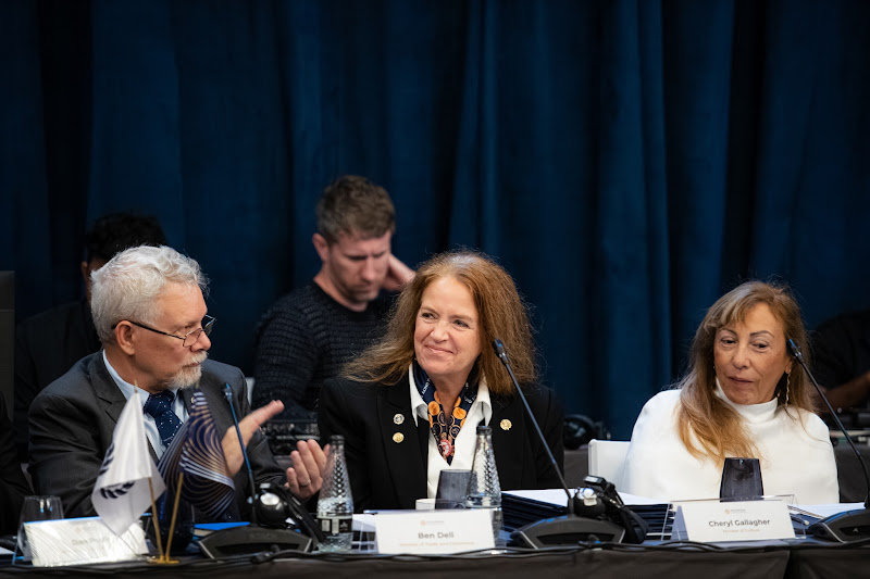 Министр торговли и коммерции Бен Делл, Министр культуры Шерил Галлахерб первый Премьер-министр Ана Мерседес Диас