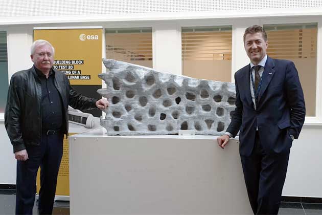 Игорь Ашурбейли и Томмазо Гидини рядом со строительным материалом, выполненным методом 3д-печати из материала, полностью имитирующего лунный реголит. 