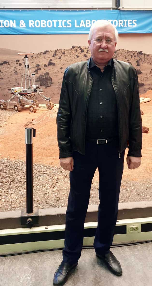 Игорь Ашурбейли у имитатора поверхности Марса для отработки работы марсохода на поверхности.