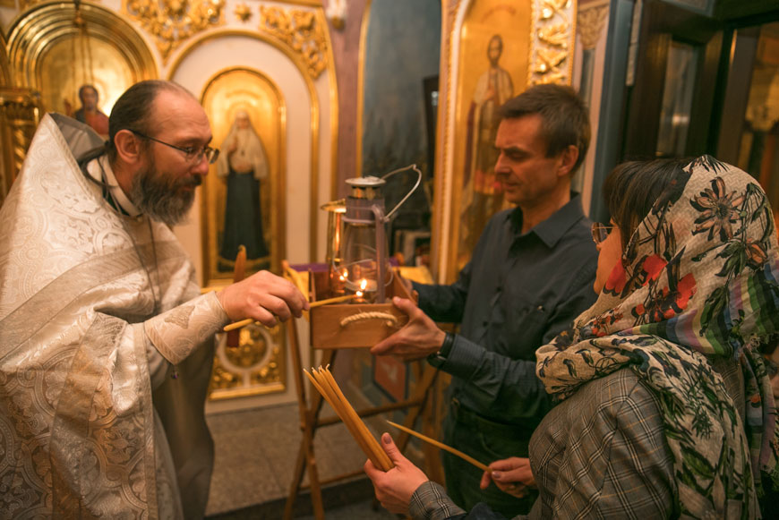 Отец Павел возжёг от Благодатного огня свечи